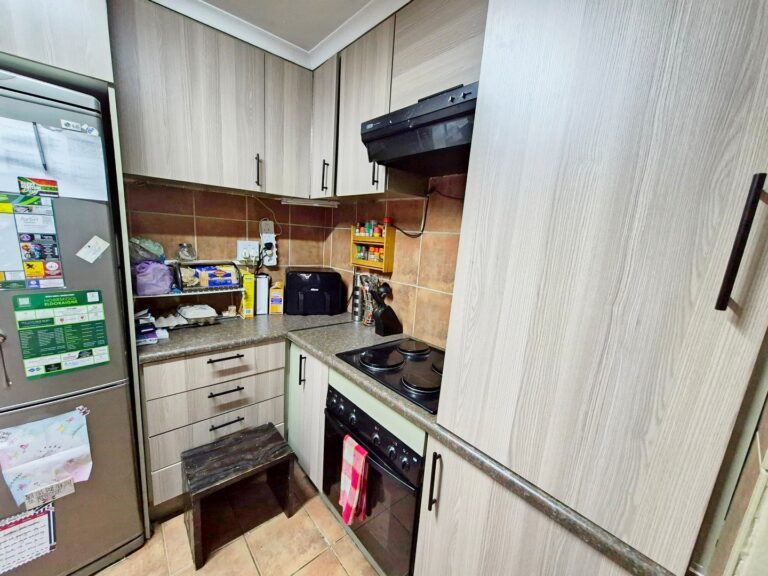 Lose standing simplex for sale in Rooihuiskraal