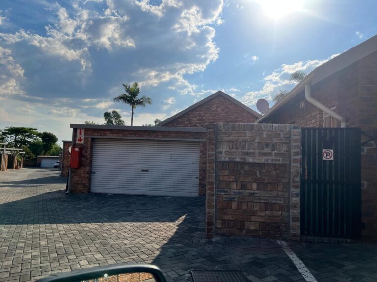 3 Bedroom townhouse in Die Hoewes.
