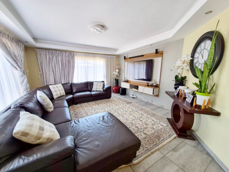 Updated Family Home with huge back yard in Rooihuiskraal