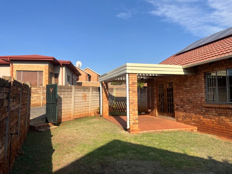 3 Bedroom townhouse in Die Hoewes.