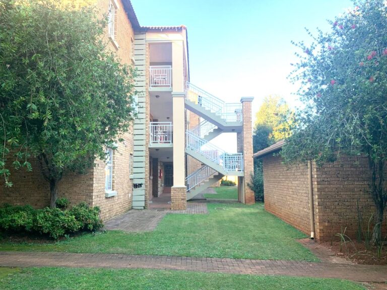 2 Bedroom first floor Apartment in Die Hoewes No loadshedding