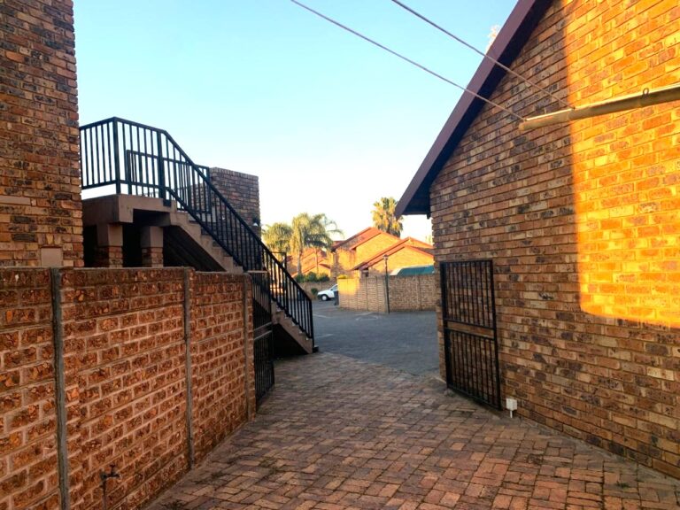 2 Bedroom Townhouse for Sale in Highveld-No loadshedding.