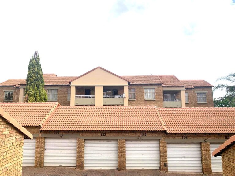 2 Bedroom first floor Apartment in Die Hoewes No loadshedding