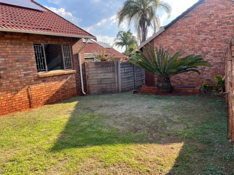 3 Bedroom townhouse in Die Hoewes.