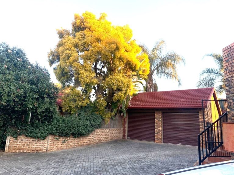2 Bedroom Townhouse for Sale in Highveld-No loadshedding.