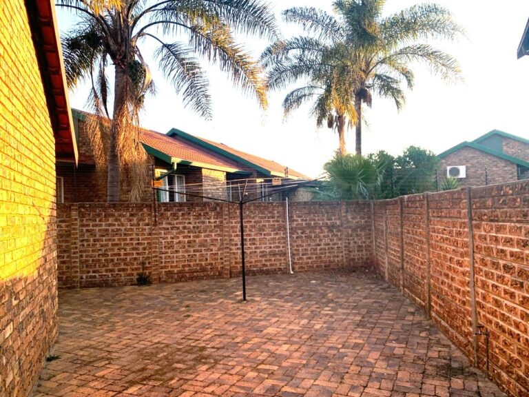 2 Bedroom Townhouse for Sale in Highveld-No loadshedding.
