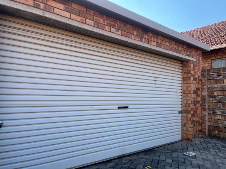 3 Bedroom townhouse in Die Hoewes.