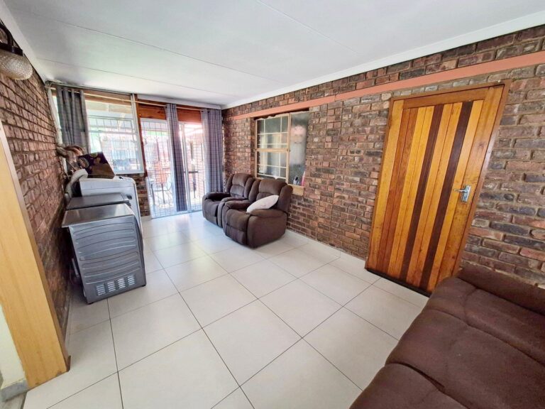 Updated Family Home with huge back yard in Rooihuiskraal
