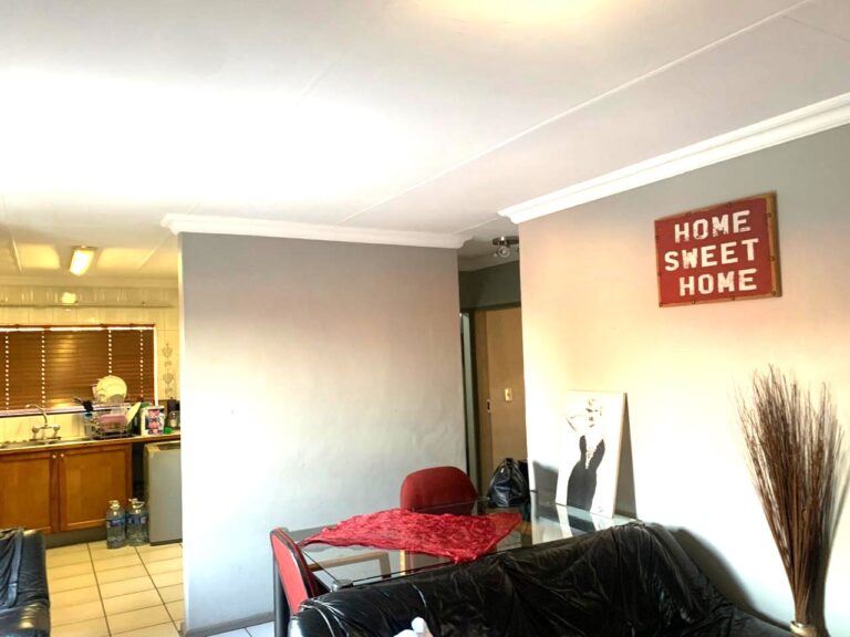 2 Bedroom Townhouse for Sale in Highveld-No loadshedding.