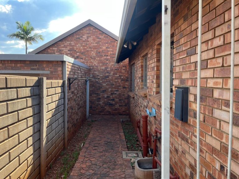 3 Bedroom townhouse in Die Hoewes.