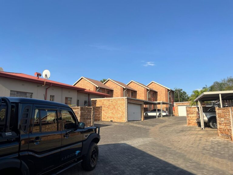 3 Bedroom townhouse in Die Hoewes.