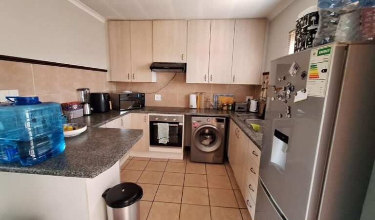 First floor 2 bedroom apartment in Die Hoewes