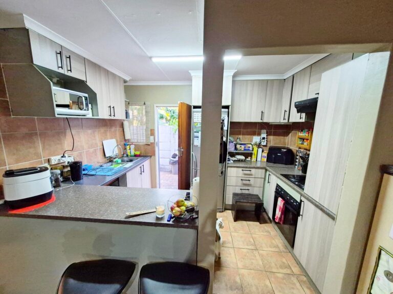 Lose standing simplex for sale in Rooihuiskraal